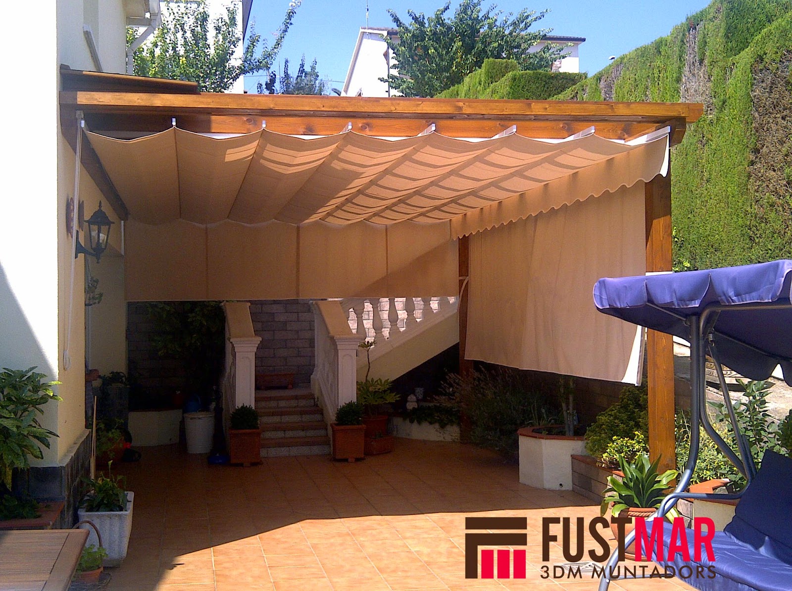 Carpinteria FustMar Pergola de madera acabada con toldo corredero.