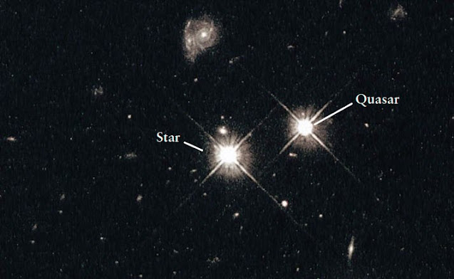 Gambar 2: Quasar. Dua objek terang seperti bintang dalam gambar ini terlihat hampir identik, tetapi keduanya sangat berbeda. Objek di sebelah kiri memang bintang yang terletak beberapa ratus tahun cahaya dari Bumi. Tapi "bintang" di sebelah kanan sebenarnya adalah quasar sekitar 9 miliar tahun cahaya jauhnya. Agar tampak begitu terang meskipun letaknya sangat jauh, quasar seperti ini pasti merupakan beberapa objek paling terang di alam semesta. Objek lain dalam gambar ini adalah galaksi seperti itu pada Gambar 1. (Charles Steidel, Institut Teknologi California; dan NASA)