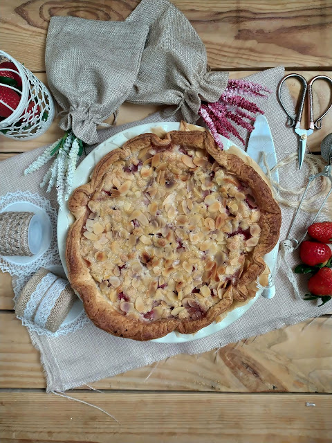 Receta de tarta de queso mascarpone con fresas y crumble de almendras. Tarta sbriciolata. Cheesecake. Postres para el día de la madre. Hojaldre Lidl Horno Cuca