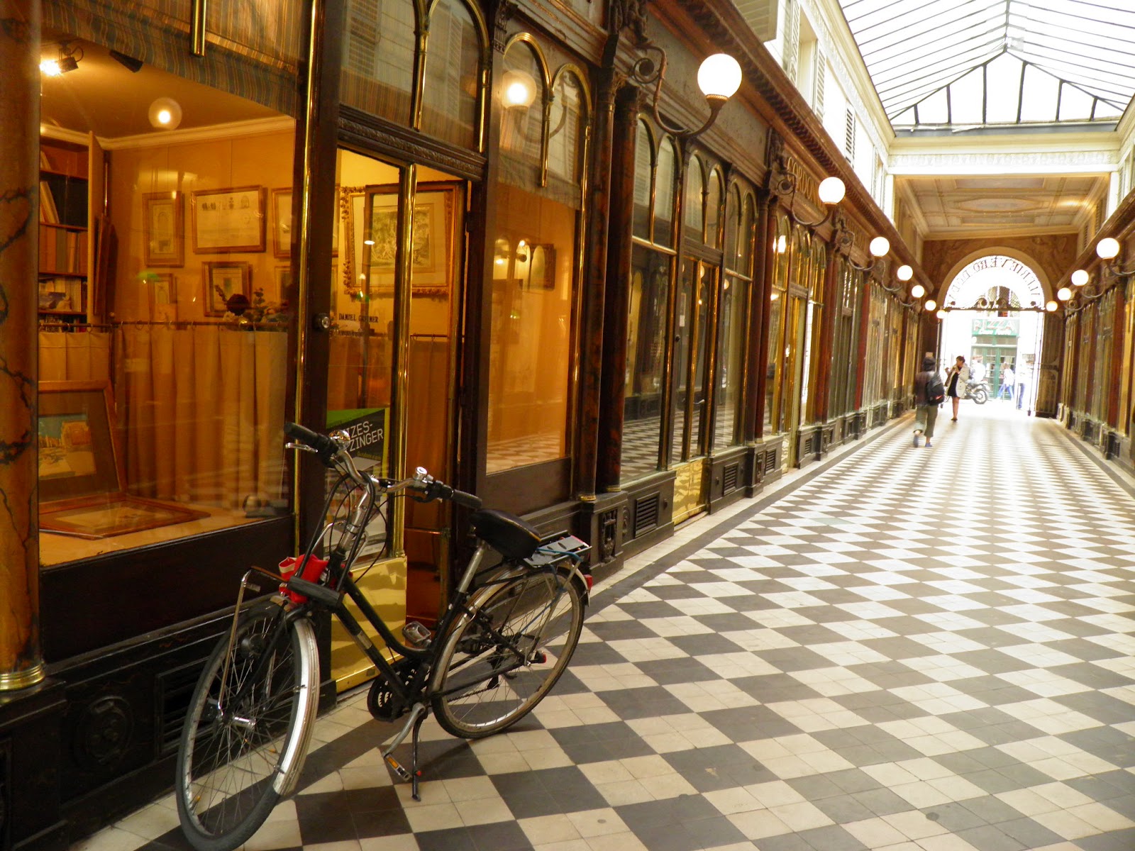 66 Rue Jean Jacques Rousseau 75001 Paris La galerie Véro Dodat - Parisian touch