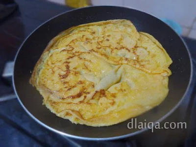 balik telur di pertengahan waktu memasak