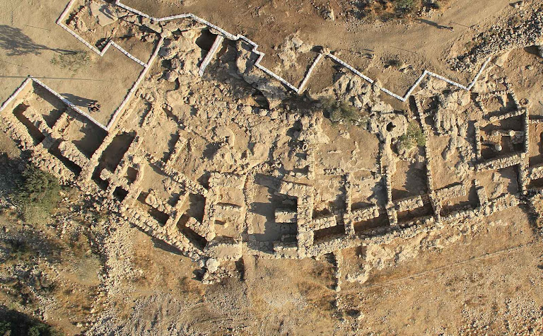 Vista aérea de Khirbet Qeiyafa, seu muro duplo como casamata e, no centro, uma porta amuralhada de entrada. Vista aérea de Khirbet Qeiyafa, seu muro duplo como casamata e, no centro, uma porta amuralhada de entrada.
