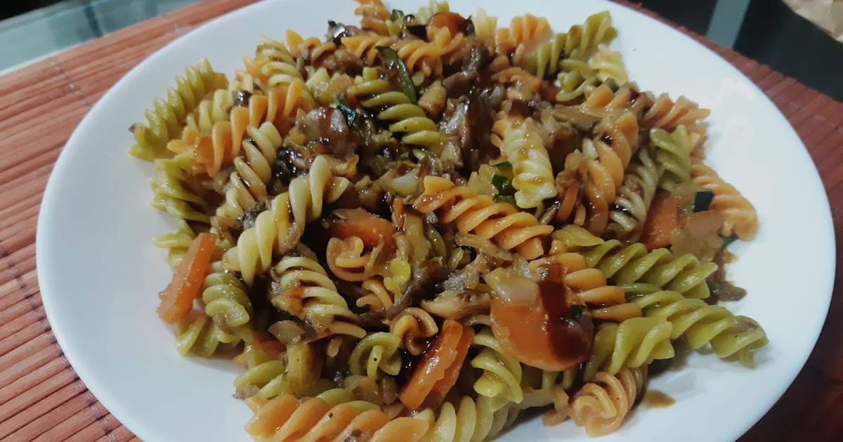 Hélices de pasta con salsa de soja y verduras Hélices de pasta con salsa de soja y verduras