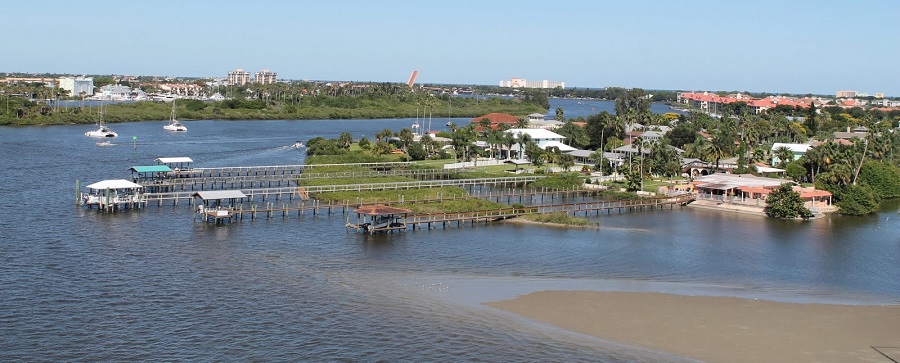 New Smyrna Beach a orillas del Halifax River, sector de las islas barrera New Smyrna Beach a orillas del Halifax River, sector de las islas barrera