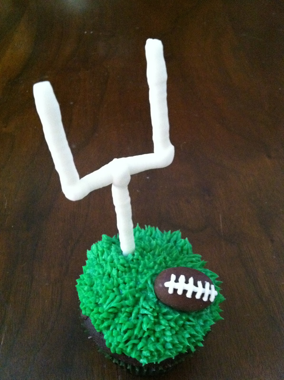 The Iced Queen Piping Grass for Football Cupcakes
