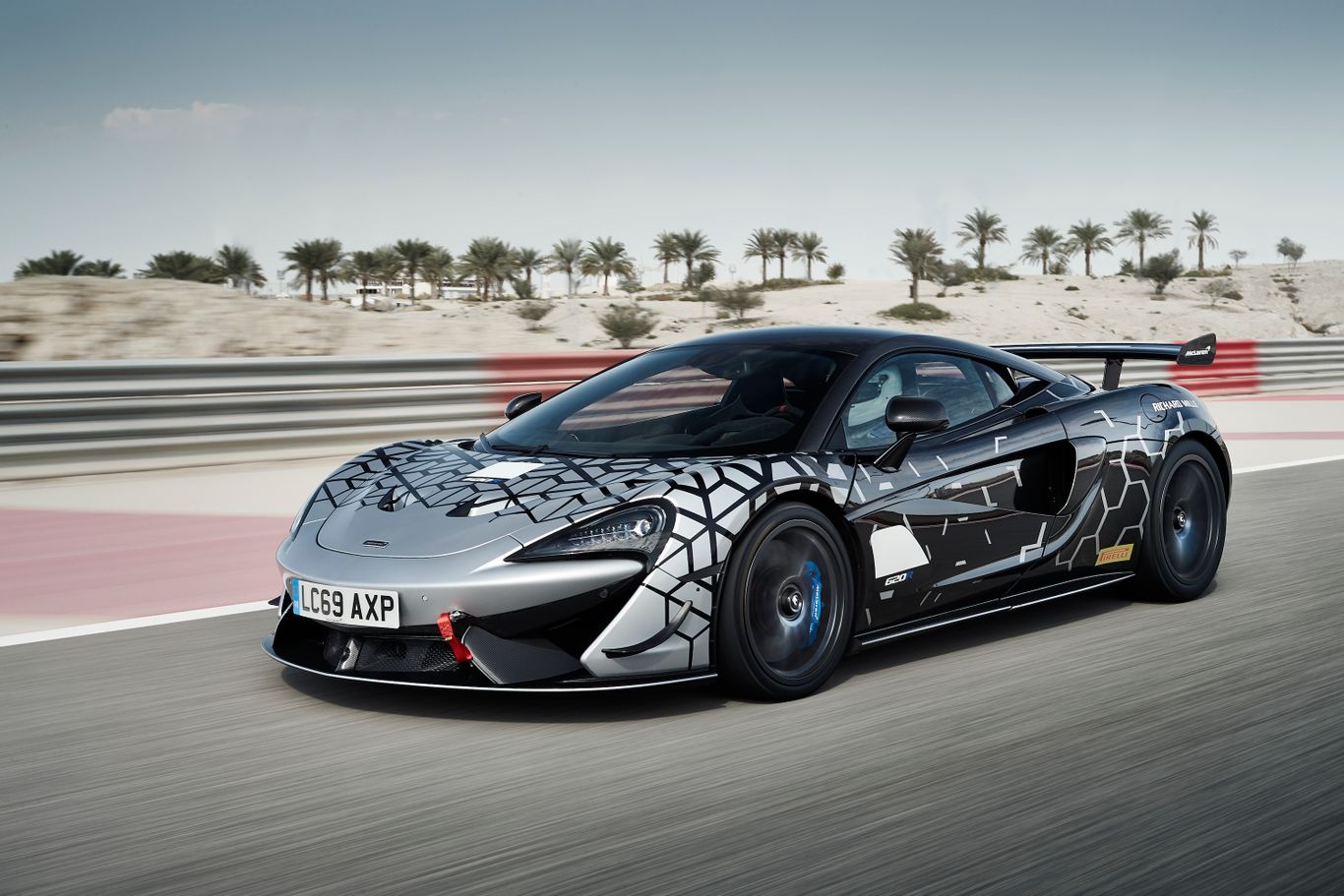McLaren. Des performances ahurissantes à ne pas reproduire sur route ouverte ! 620r