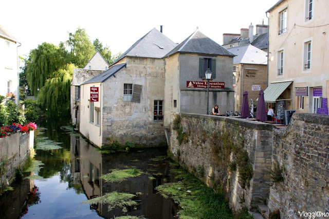 Il fiume che passa nel centro di Bayeux