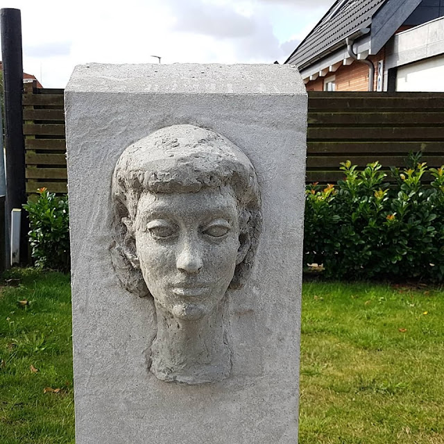 Pippi Langstrumpf, Kunst für Kinder und ein Besuch im Zoo: Ein toller Tag in und um Vejen. Ein kleines Ingrid-Vand-Nyman-Denkmal auf dem Spielplatz. Pippi Langstrumpf, Kunst für Kinder und ein Besuch im Zoo: Ein toller Tag in und um Vejen. Ein kleines Ingrid-Vand-Nyman-Denkmal auf dem Spielplatz.