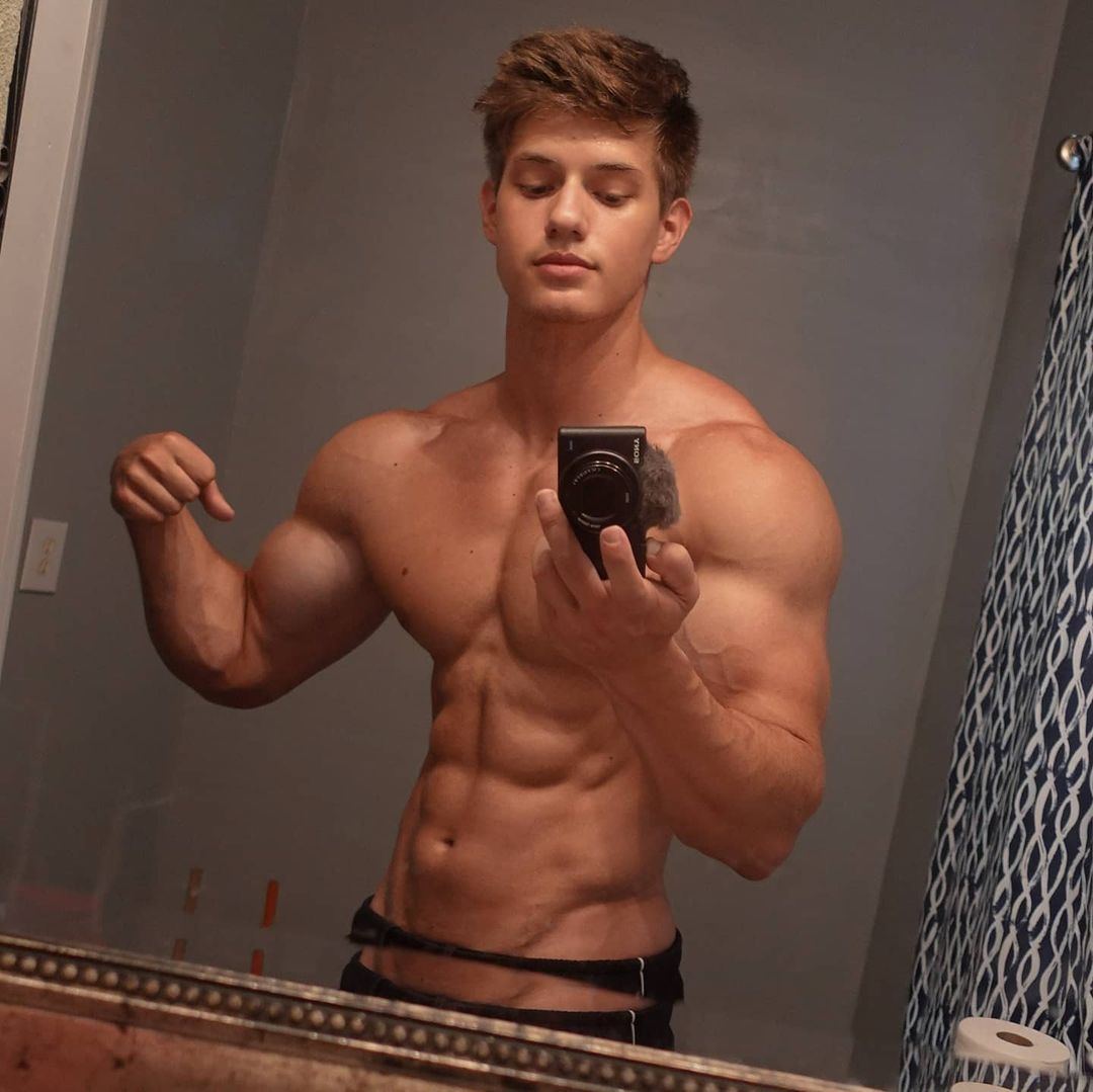 cocky-fit-shirtless-college-guy-luis-hernandez-biceps-flex-teen-abs-straight-selfie