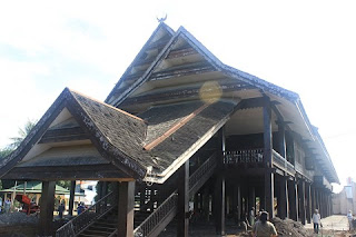 rumah Souraja rumah saoraja rumah raja rumah adat sulawesi tengah sulteng 300x200 Gambar Rumah Adat Indonesia