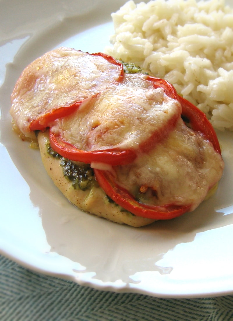 Frango com pesto, tomate e mozzarella Frango com pesto, tomate e mozzarella