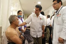 Enrique Peña Nieto visita en el hospital a los accidentados en Campeche.