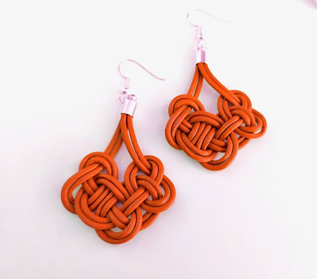 PENDIENTES NUDO CELTA COLOR CALABAZA EN HALOWEEN