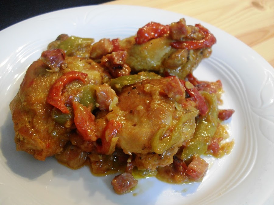 presentación en un plato de una ración de pollo al chilindrón con su salsa de verduras