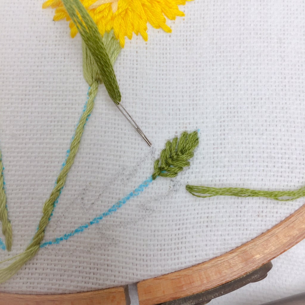 Thêu lần lượt tất cả phần lá hoa