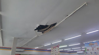 Waduh! Indomaret di Cendono Kembar Kemalingan, Ratusan Rokok Digasak 1 plafon indomaret cemoro kembar dijebol pencuri