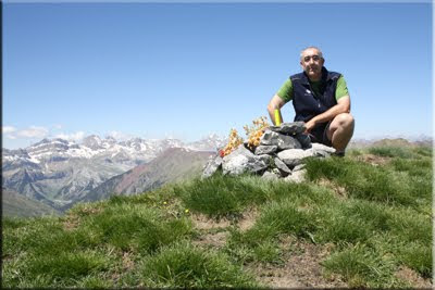 Pic d'Aneou mendiaren gailurra 2.364 m. -- 2011ko maiatzaren 28an