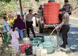 Satuan Sabhara Polres Enrekang Salurkan Air Bersih di Dua Desa