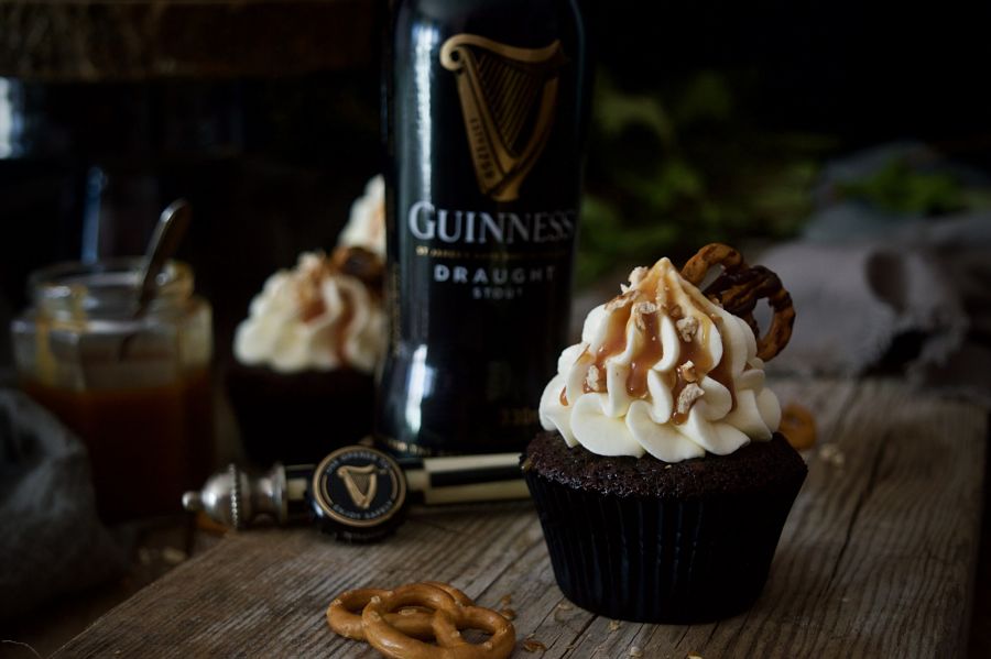 cupcakes-de-chocolate-y-guinness-con-caramelo-salado