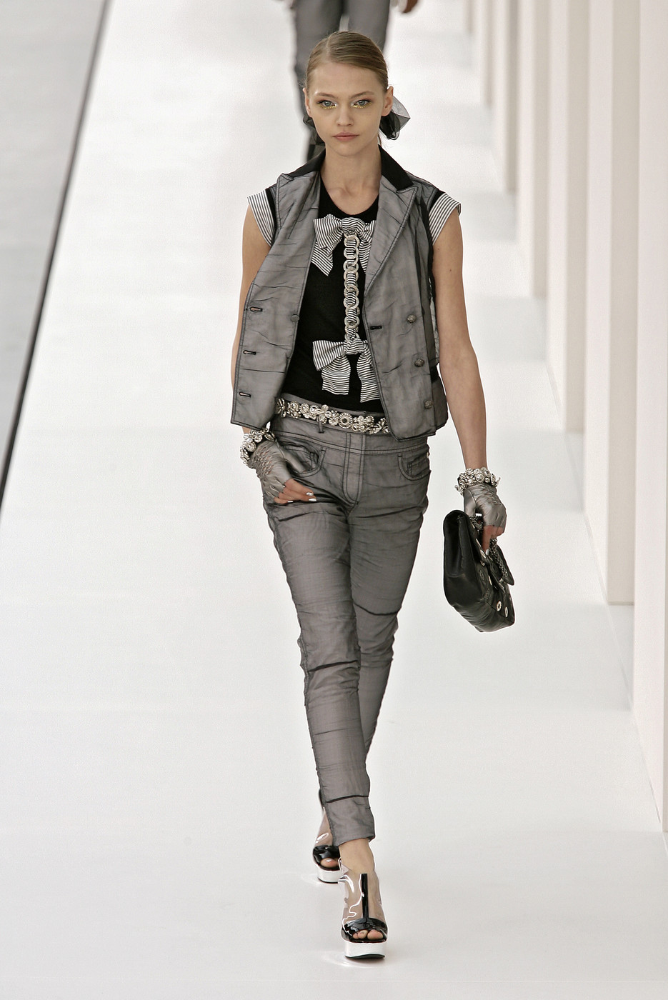 ив сен лоран 2007. жан поль готье 2007 показ. кристиан лакруа показ мод. Burberry f/w fall 2023. Fashion 2007.