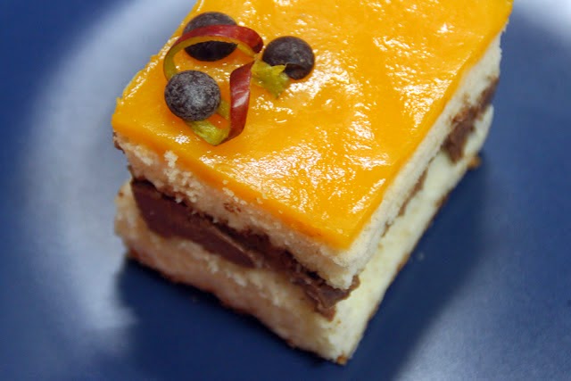 Bica rellena de chocolate al baileys con gelée de mango 