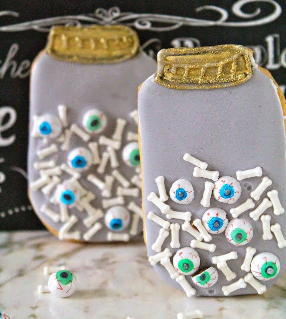 mason jar cookies, 3D cookies, eyeballs cookies,  eyes in a bottle cookie, spooky cookies ideas, mason jar Halloween cookies ideas, Halloween desserts, DIY halloween, Halloween dessert table, gold royal icing