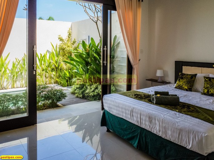 Gambar Taman Dalam Rumah Minimalis Konsep Tropis Sejuk