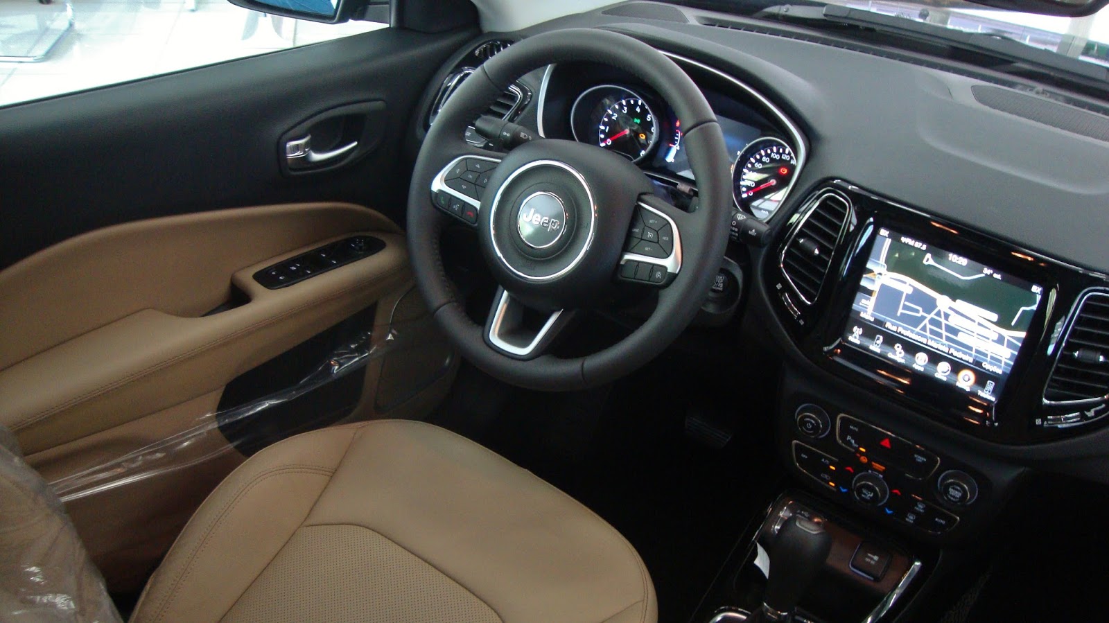 Jeep Compass 2018 ganha versão Limited Diesel, Bancos de Couro Brancos