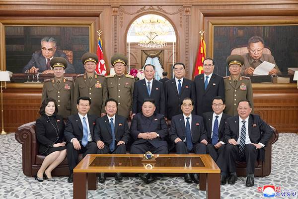 kim jong un with members of the state affairs commission