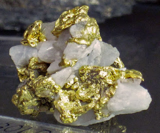 ouro nativo na matriz de quartzo