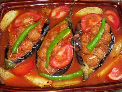 Кёфтели карныярык - баклажаны фаршированные мелкими кёфте (Köfteli Karnıyarık Tarifi)