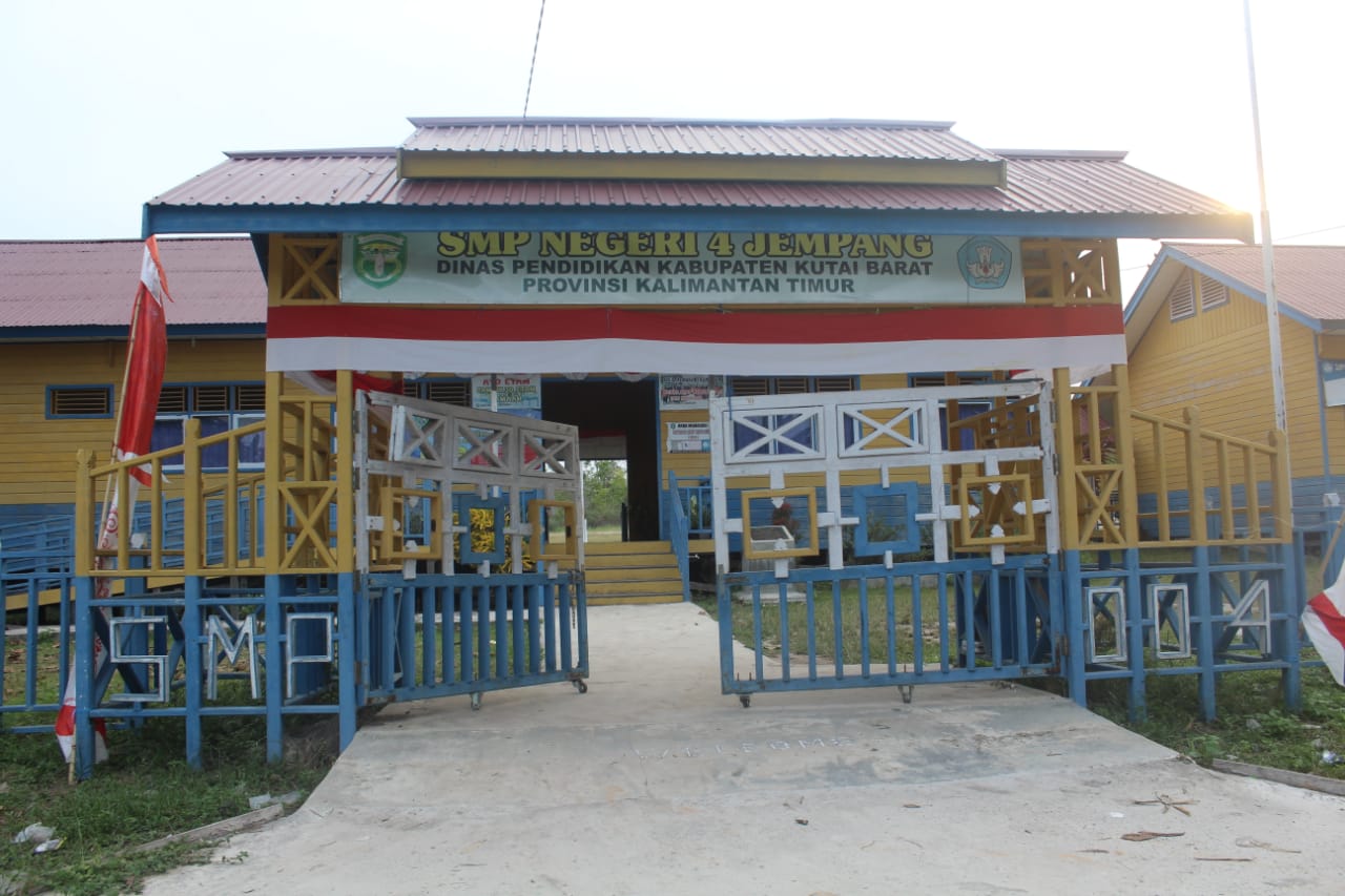 Piramida Penduduk dan Angka Ketergantungan Penduduk Pulau