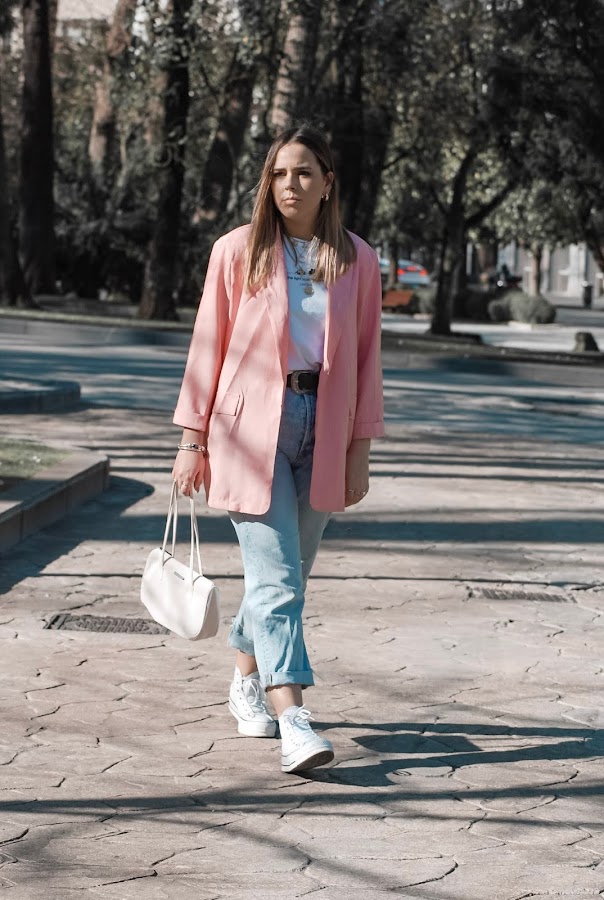 Outfit con maxi blazer rosa