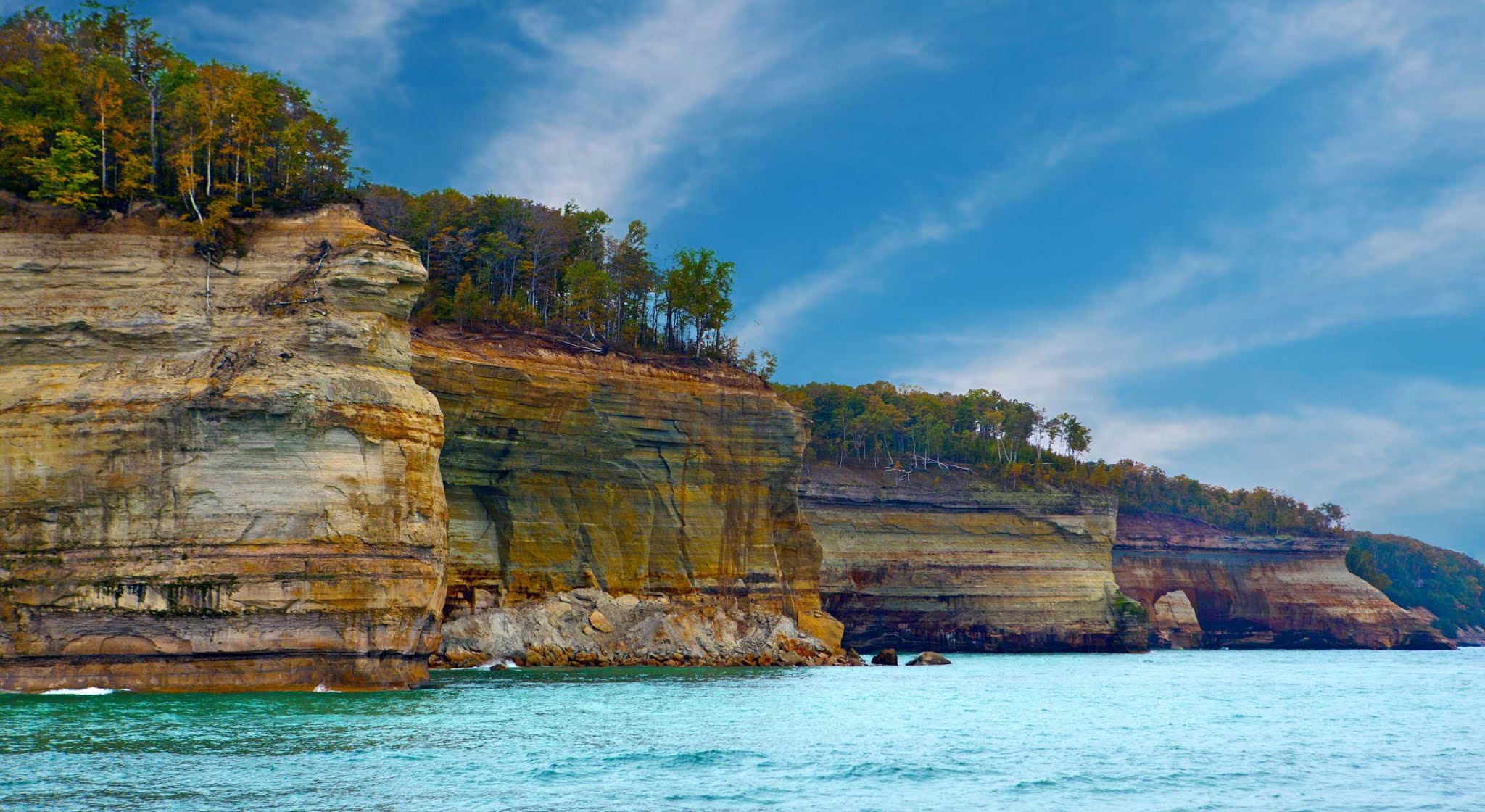 Pictured Rocks National Lakeshore, USA (with Map & Photos)