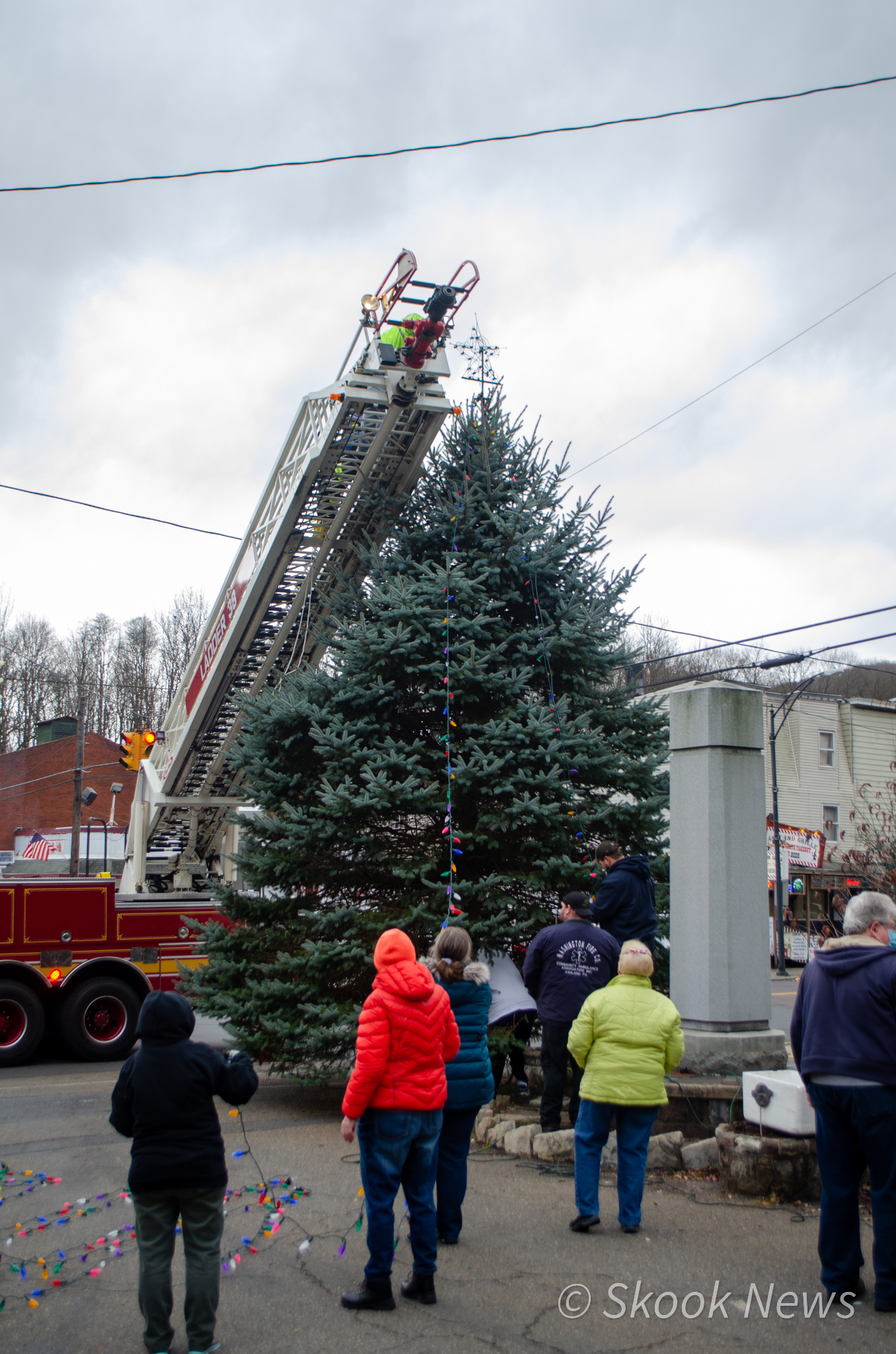Volunteers Spend Sunday Decorating Ashland Christmas Tree