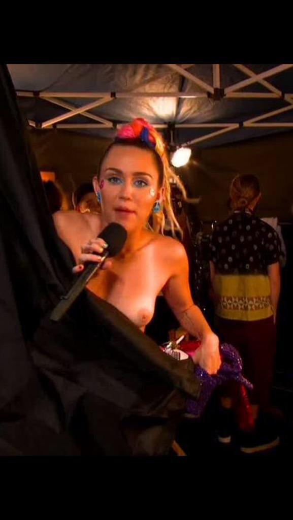 Miley Cyrus - Nude Boobs and Pussy Tease in MTV VMA Awards