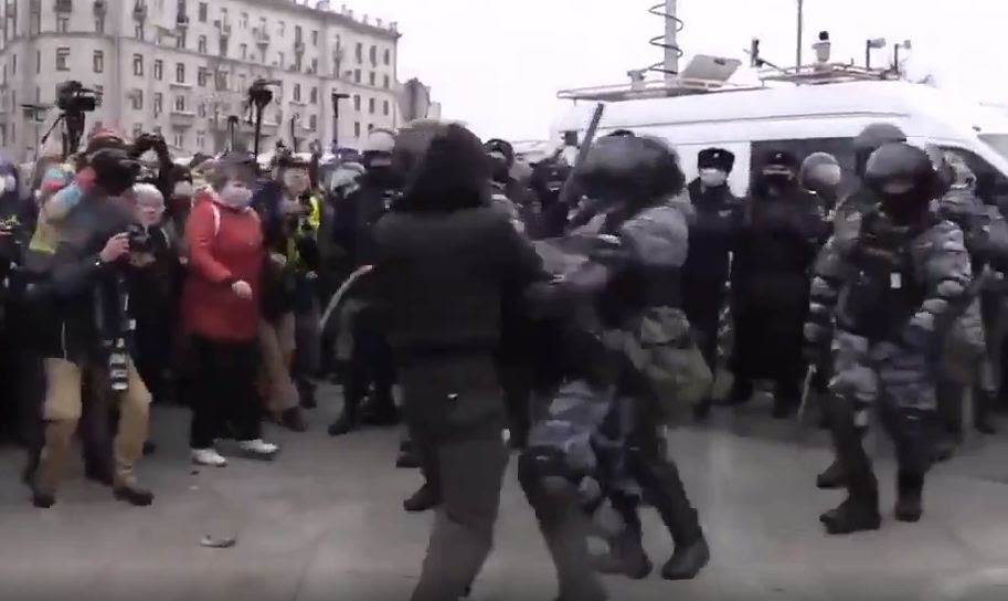 Драки с полицией во Франции. Протесты 23 января 2021 в Санкт Петербурге. Зомби напал на полицейского. Полное видео нападения
