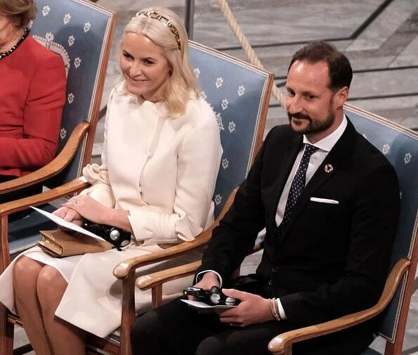 Crown Princess Mette-Marit wore a wool-cashmere ivory coat by Valentino and Prada gold headband. Queen Sonja