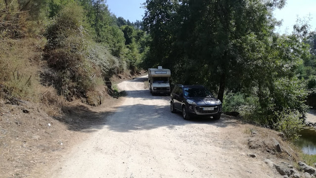 Estrada de terra batida com autocaravanas