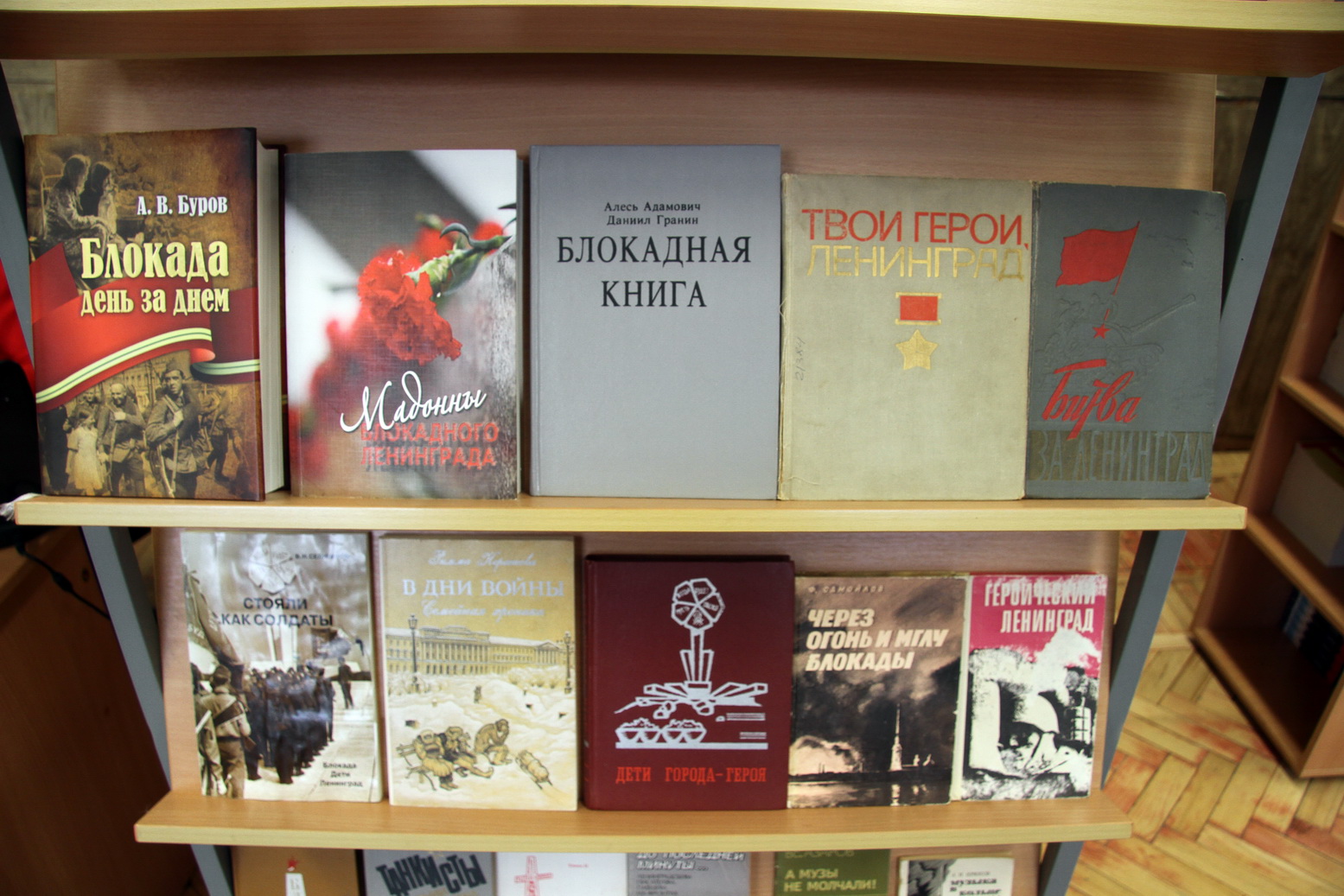 Представленные на выставки книги. Книжная выставка к году учителя. Выставки к году педагога в библиотеке. Выставки к году педагога в библиотеке. Какие книги можно поместить на выставку страна детства.