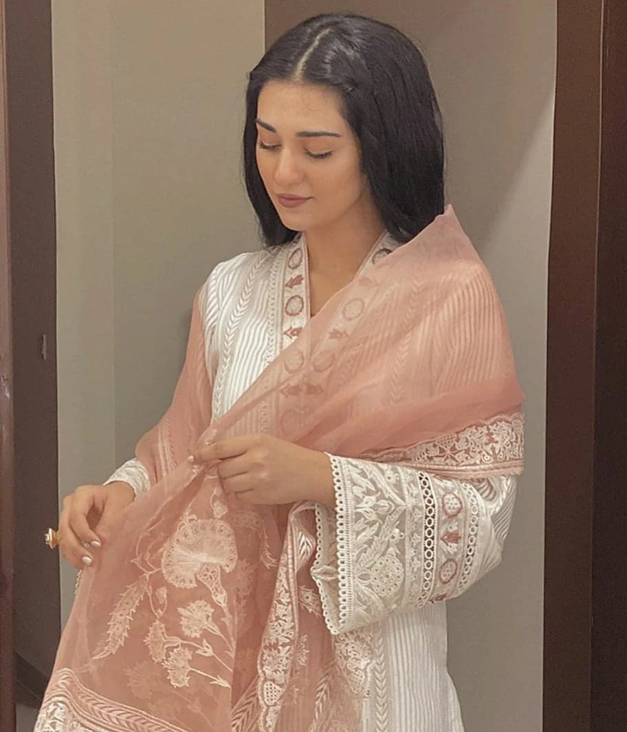 Dresses Worn by Pakistani Showbiz celebrities on Eid ul Fitr 2020 Dresses Worn by Pakistani Showbiz celebrities on Eid ul Fitr 2020