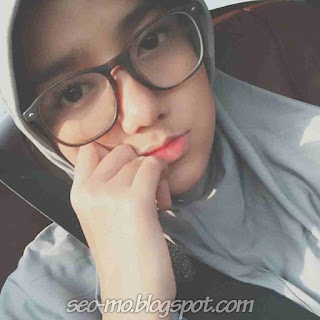 Foto Cute Wirda Mansur Pakai Kacamata Foto Cute Wirda Mansur Pakai Kacamata