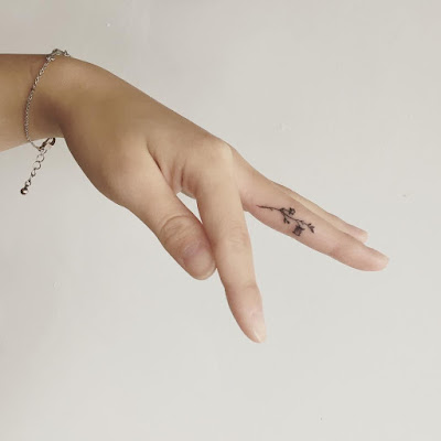 Finger flower tatto