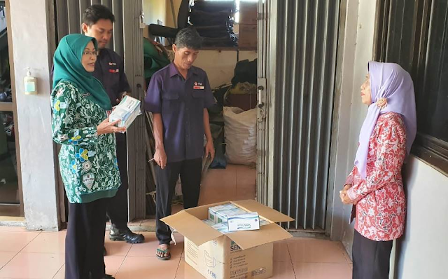 Pemerintah Kabupaten Cilacap melalui Dinas Kesehatan mengirimkan 10.000 masker untuk buruh migran Indonesia asal Cilacap yang bekerja di Hong Kong. Pengiriman bantuan tersebut dilakukan secara simbolis oleh Sekretaris Daerah Kabupaten Cilacap, Farid Ma’ruf, di Pendopo Wijayakusuma Cilacap, Selasa (18/2). Kepala Dinas Kesehatan Kabupaten Cilacap, Pramesti Griana Dewi menjelaskan, bantuan ini merupakan wujud kepedulian Pemkab Cilacap terhadap buruh migran asal Cilacap di Hong Kong. Sebab masker menjadi kebutuhan utama bagi warga setempat untuk mencegah persebaran virus Corona yang tengah mewabah.