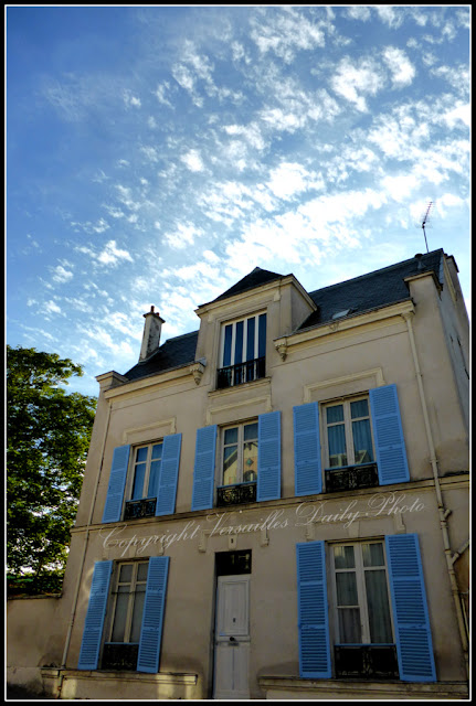 House blue shutters volets bleus Versailles
