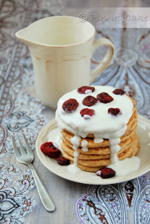 PIN UP CAKE Razowe pancakes z jogurtem