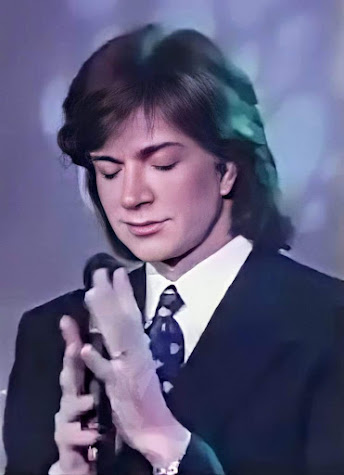 Camilo cantando en un programa de televisión de Chile