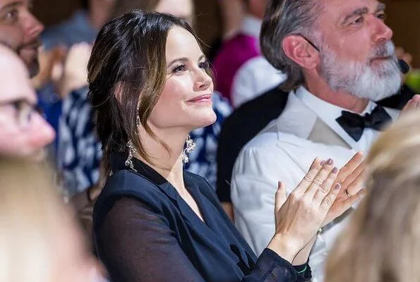 Princess Sofia wore Sandro blazer dress. Stinaa.J pumps, Susan Szatmary bag and Maria Nilsdotter’s Cherry Blossom earrings in Silver