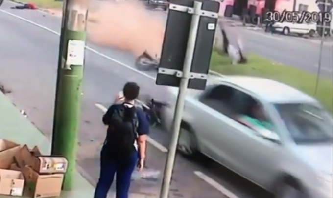 Estudante é atropelado por dois motociclistas em Goiás; vídeo