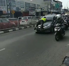 Viral, Polisi Terseret Kap Mobil Jadi Tontonan Warga
